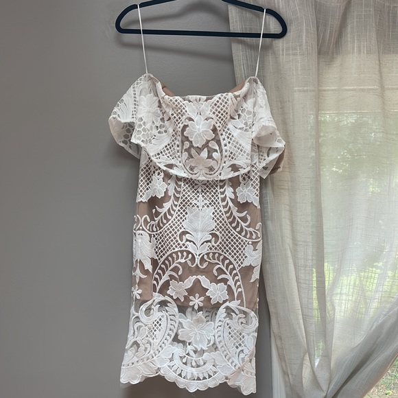 Brand new with tags white lace bridal dress. Beautiful details and strapless - Picture 4 of 6